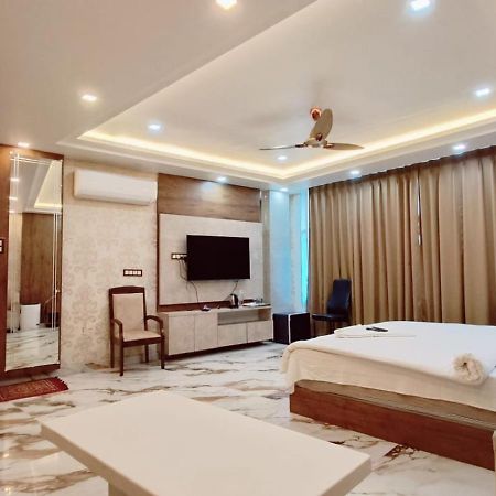V Square Airport Hotel Lucknow Exterior foto