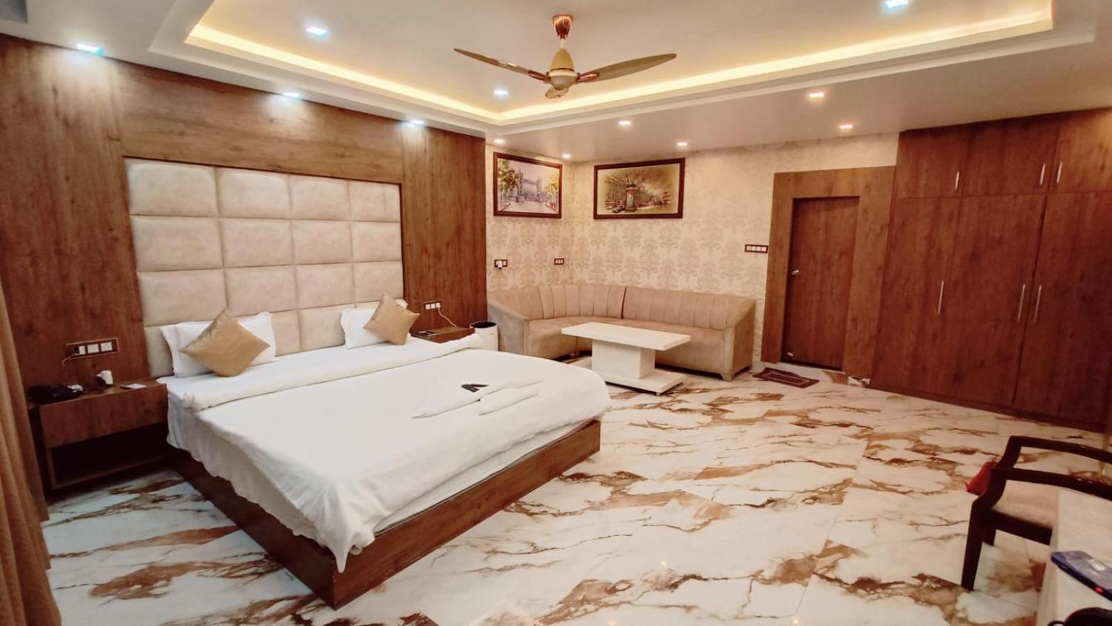 V Square Airport Hotel Lucknow Exterior foto