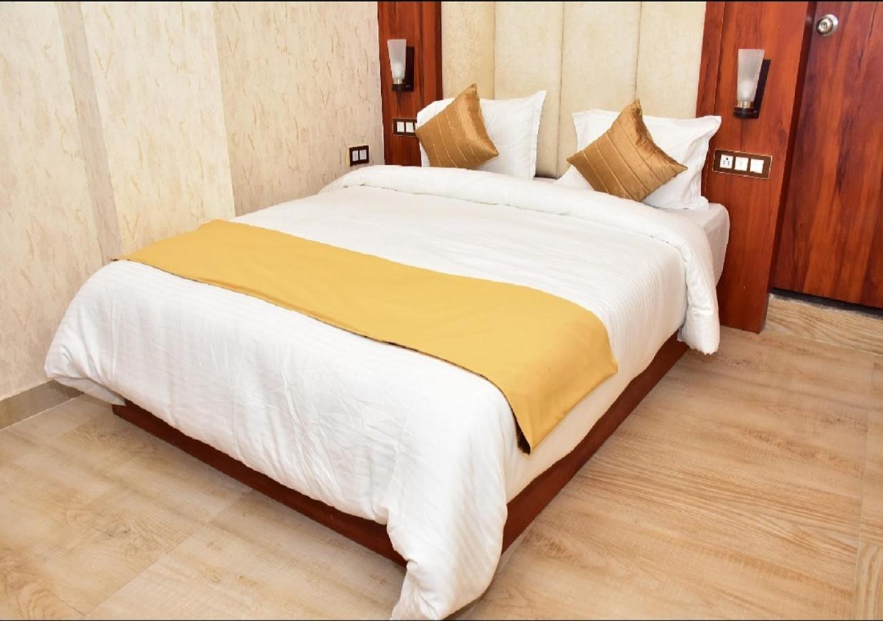 V Square Airport Hotel Lucknow Exterior foto