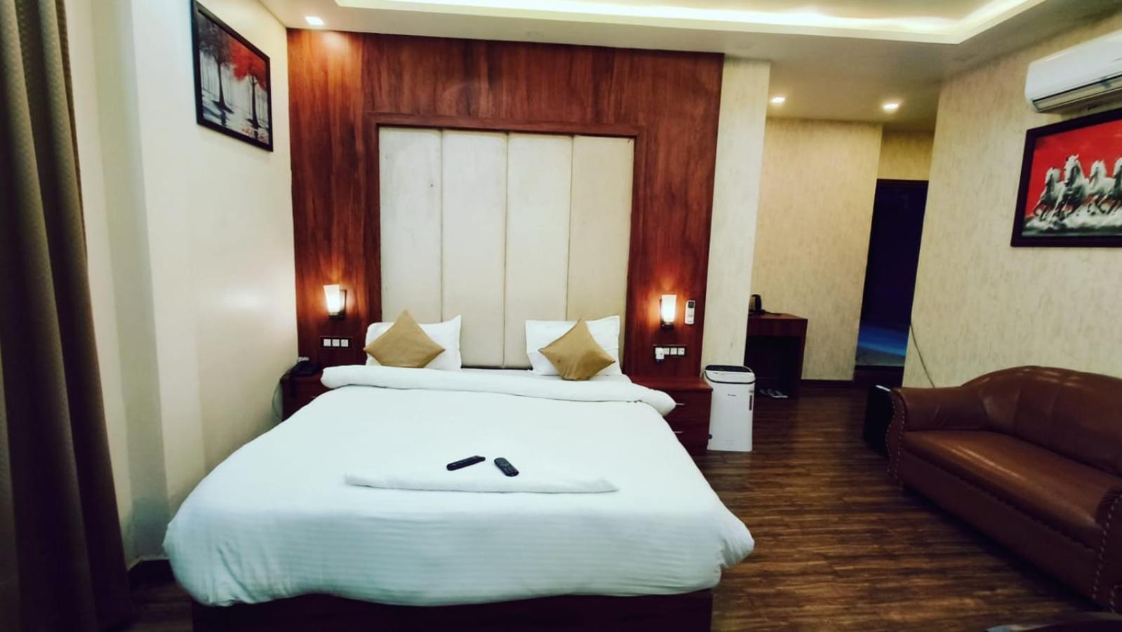 V Square Airport Hotel Lucknow Exterior foto