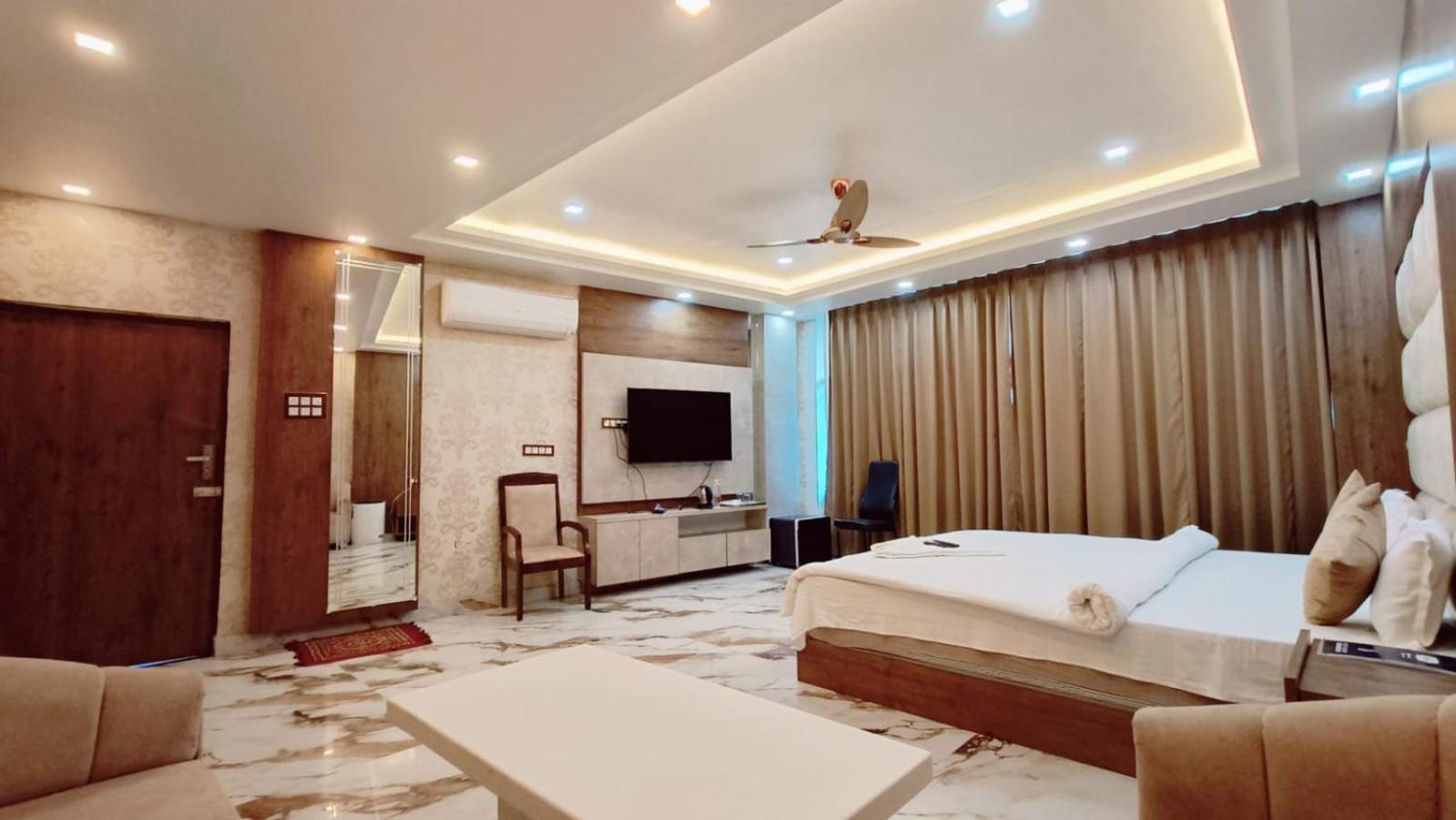V Square Airport Hotel Lucknow Exterior foto